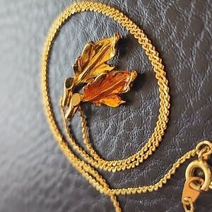 VTG Gold Leaf Pendant Necklace - Elegant Women’s Jewelry